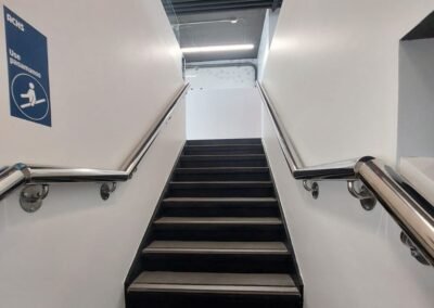 Instalación de pasamanos de acero inoxidable