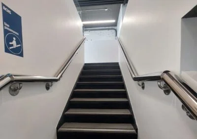 Instalación de pasamanos de acero inoxidable